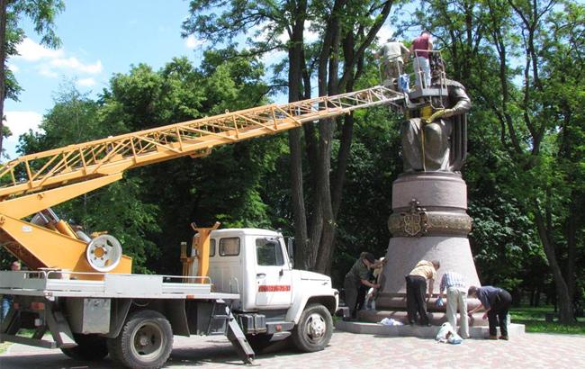 Полтавчане отмыли Мазепу после нападения вандалов