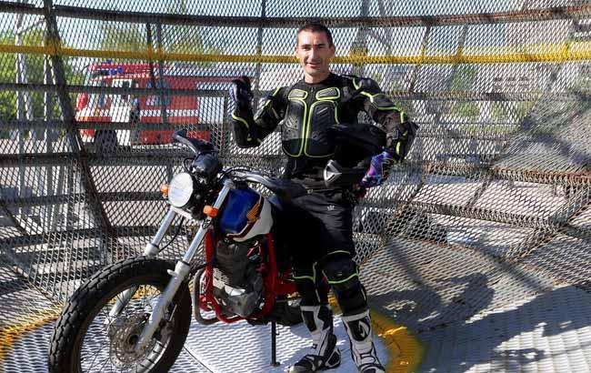 Українець побив світовий рекорд, зробивши на мотоциклі найбільшу "мертву петлю"