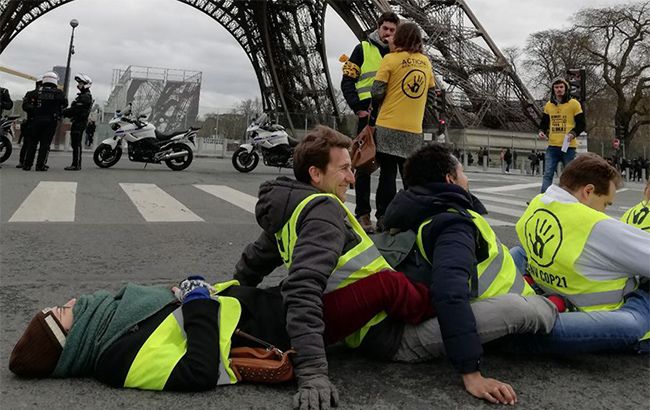 В Париже "желтые жилеты" заблокировали мост возле Эйфелевой башни