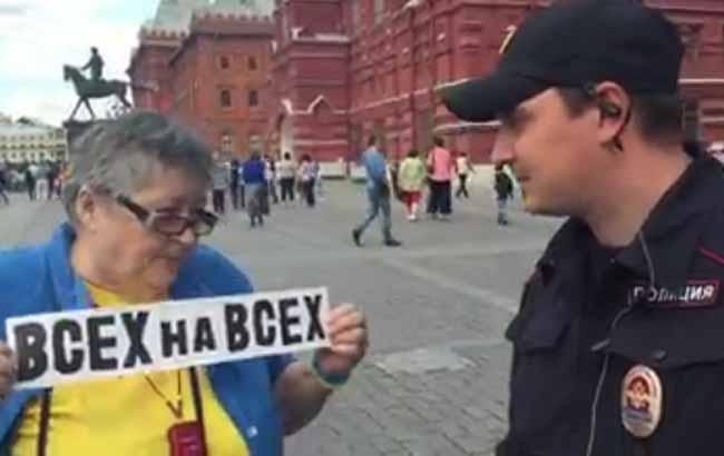 Россиянка в сине-желтом дала отпор путинскому полицейскому: "Вы одеты как эсэсовец"