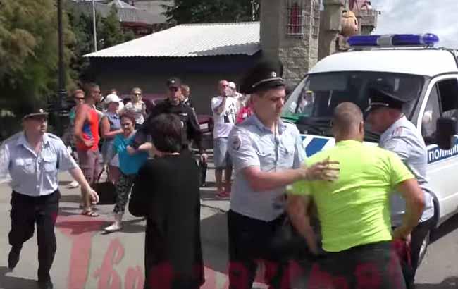 Крымчане на разгоне митинга российскими полицейскими кричали "хунта" и "бандеровцы"