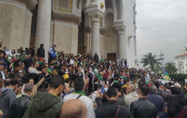 В Алжирі десятки тисяч людей вимагали відставки правлячої еліти