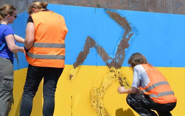 В Николаеве украинский флаг осквернили фашистской свастикой