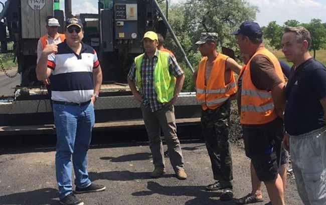 Саакашвілі переніс свій робочий кабінет в намет на трасі під Одесою