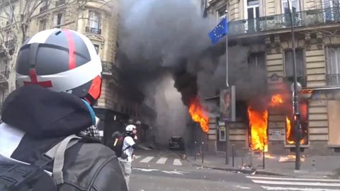 В Париже во время протеста загорелось помещение банка