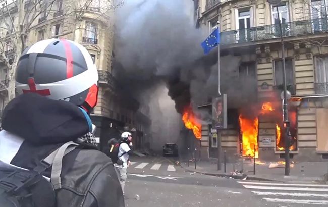 В Париже во время протеста загорелось помещение банка