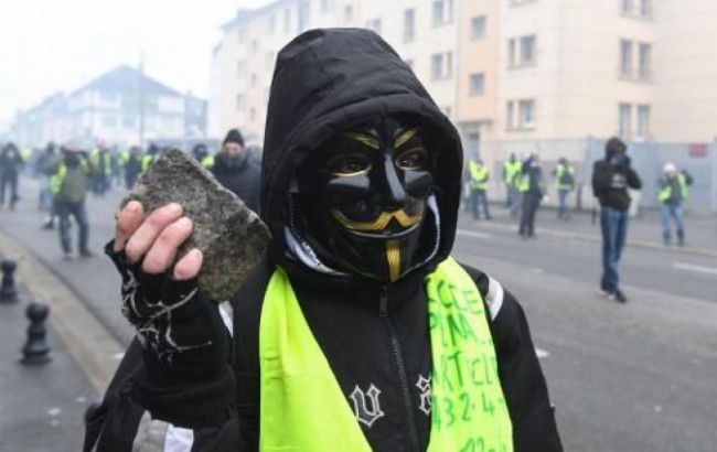 В Париже запретили "желтым желетам" проводить протесты