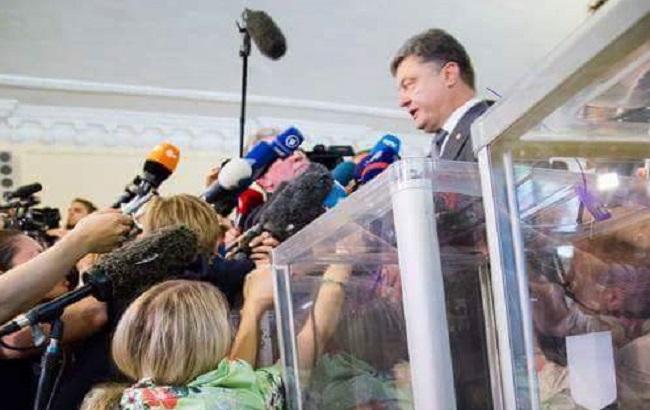 Соцсети покорило пикантное фото журналистки возле Порошенко
