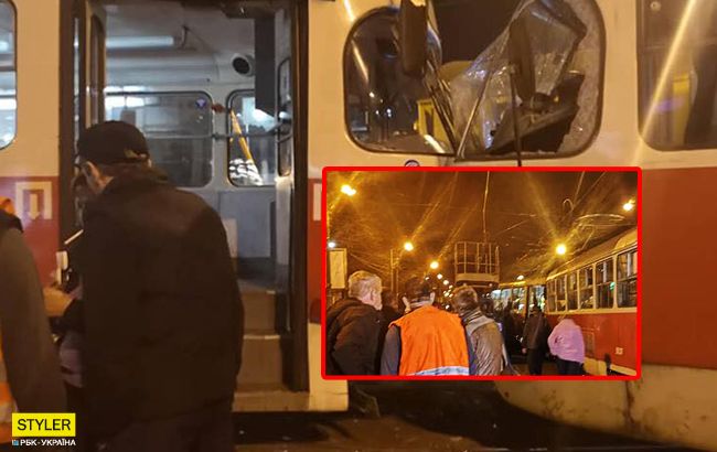 У Києві лоб в лоб зіткнулися трамваї: є постраждалі (фото)