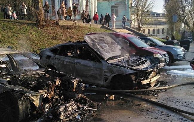 У Києві на Печерську невідомий підпалив два автомобілі