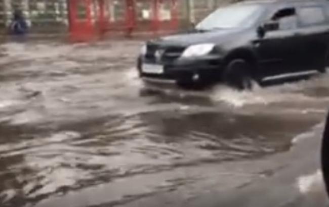 У Києві пройшла сильна злива з градом: автомобілі "пливли" по вулицях