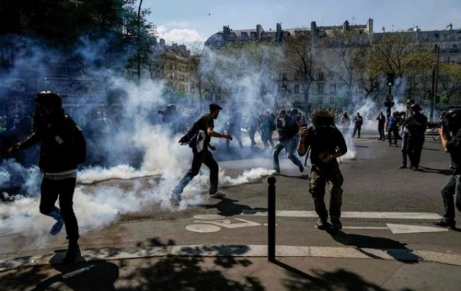 В Париже полиция разогнала "желтых жилетов" с помощью водометов