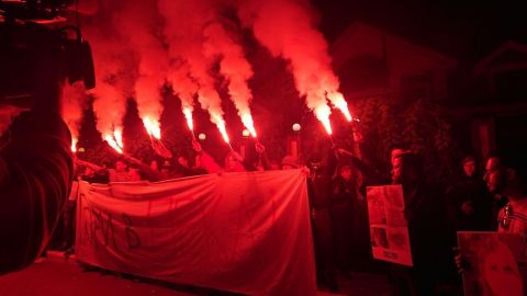 Вбивство Гандзюк: під будинком Луценка активісти запалили фаєри