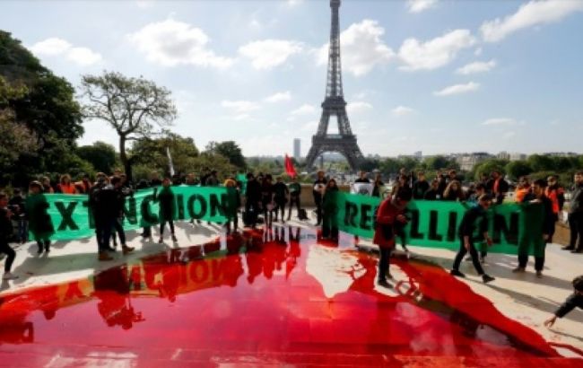 У Парижі екоактивісти розлили 300 літрів бутафорської крові