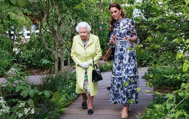 Природні мотиви: Кейт Міддлтон і королева Єлизавета II в чарівних сукнях на відвідали сад Chelsea Flower Garden