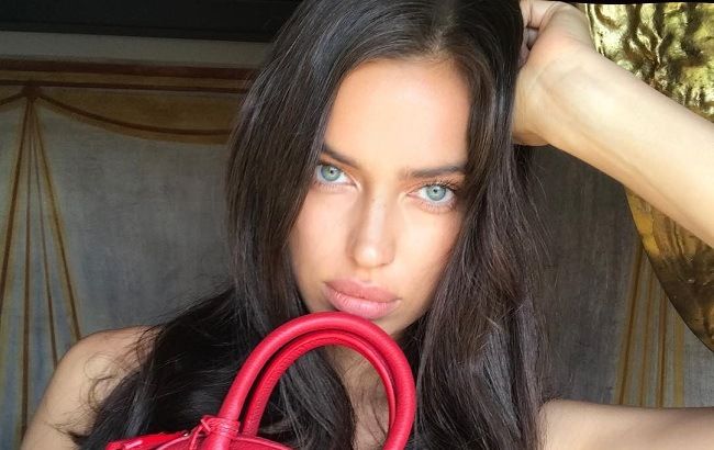 Жінка-загадка: стильна Ірина Шейк заінтригувала прихильників новими фото без макіяжа