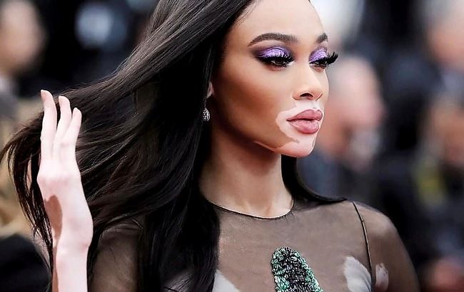 Опасна, и это прекрасно: Винни Харлоу блистает в Каннах в "голом" платье с крокодилом