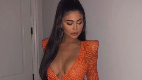 Образ &ndash; огонь! Кайли Дженнер соблазняет стройной фигурой в дерзком мини-платье