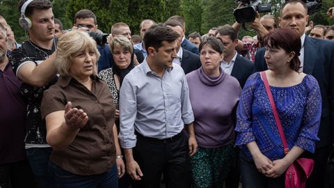 Зеленский вступил в словесную перепалку с журналисткой: сеть негодует (видео)