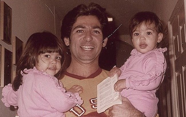 Просто чудові: Кім Кардашьян зворушила шанувальників архівним фото з батьком і сестрою