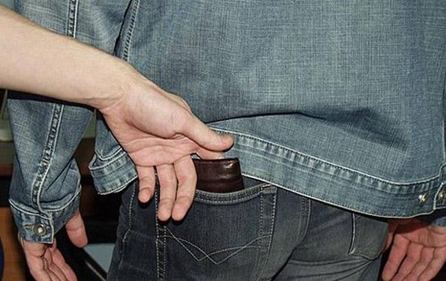 Проверяйте карманы: в киевском метро поймали молодую воровку