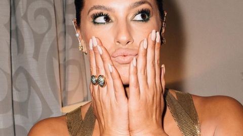 В яскравому міні: модель plus size Ешлі Грем спокушає пишними формами