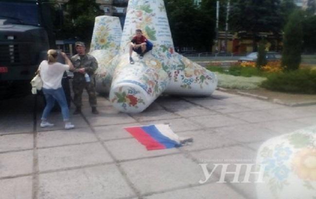 Вытирайте ноги: в Мариуполе вместо коврика расстелили флаг России