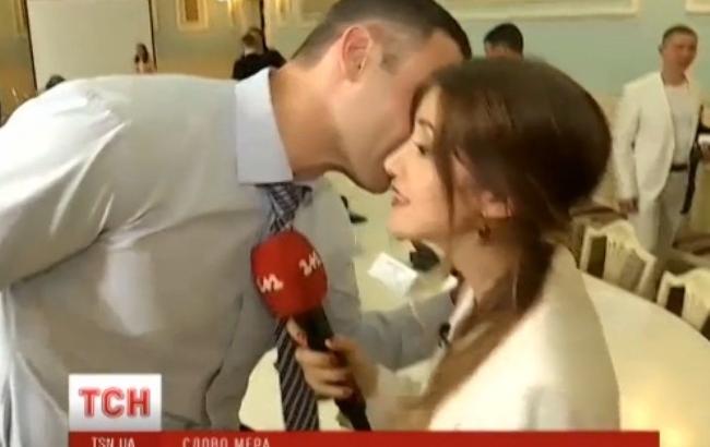 Неожиданно: Кличко поцеловал журналистку, чтобы уйти от ответа