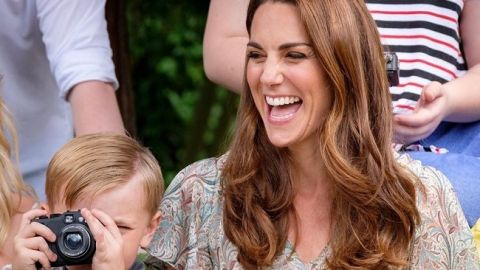 Сама женственность: Кейт Миддлтон покорила сеть романтичным летним образом и жизнерадостностью