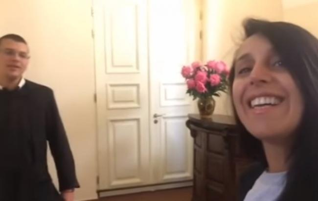 Джамала спела с монахом в литовском монастыре