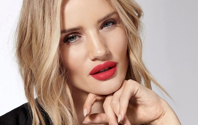 Безупречна: Роузи Хантингтон-Уайтли подчеркнула стройные ноги стильным нарядом