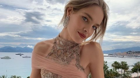 Сама жіночність: Наталія Водянова підкреслила струнку фігуру сукнею міді незвичайної забарвлення