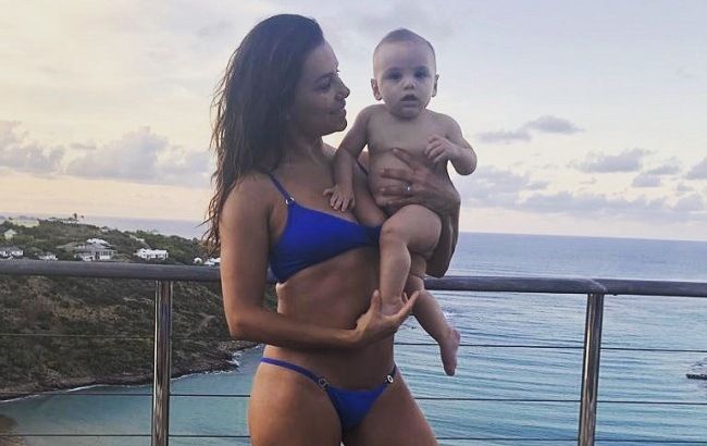 Щаслива матуся: Єва Лонгорія засипала мережу милими фото з однорічним сином