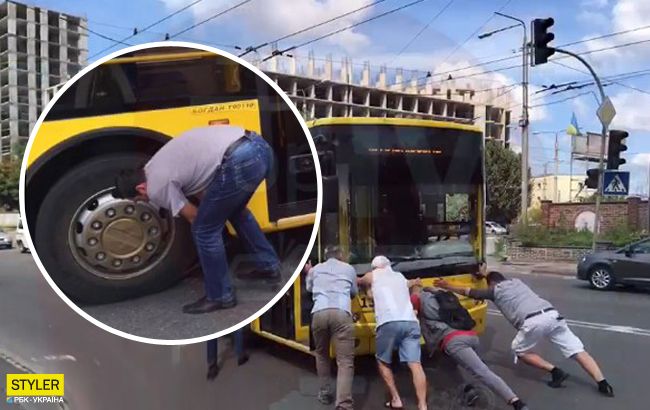 Пасажири самі штовхали в депо: у Києві сталася НП з тролейбусом (відео)