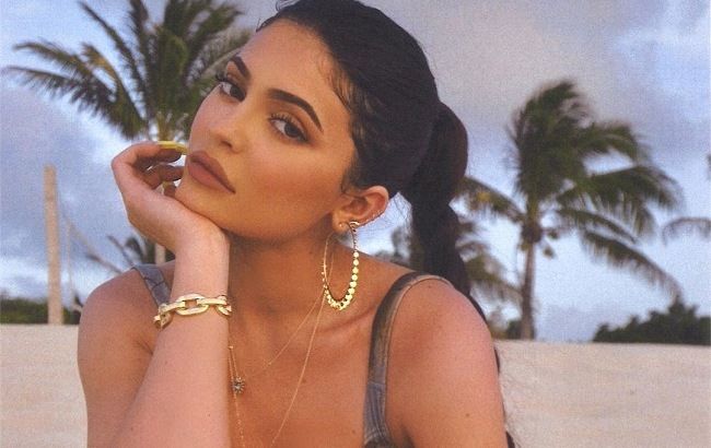 Кайли Дженнер соблазняет пышными формами в "голом" купальнике и винтажных нарядах Versace