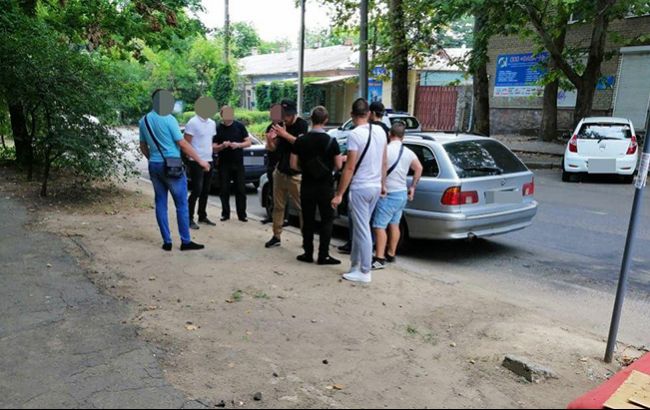 В Николаевской области возле участка задержали вооруженных людей