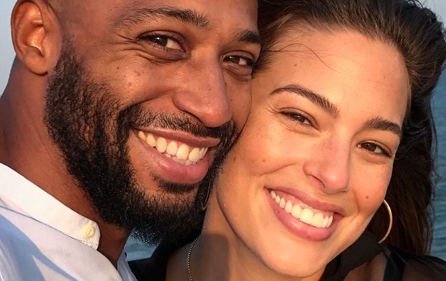 Сладкая парочка: Эшли Грэм демонстрирует пышные формы и пылкие чувства к мужу