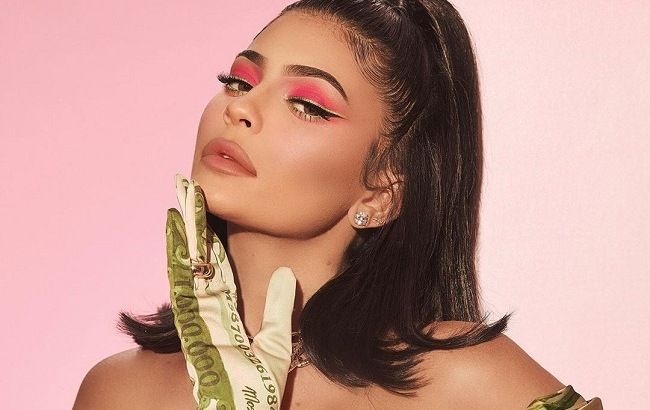 Перша завжди: Кайлі Дженнер підкреслила пишні форми ефектним нарядом