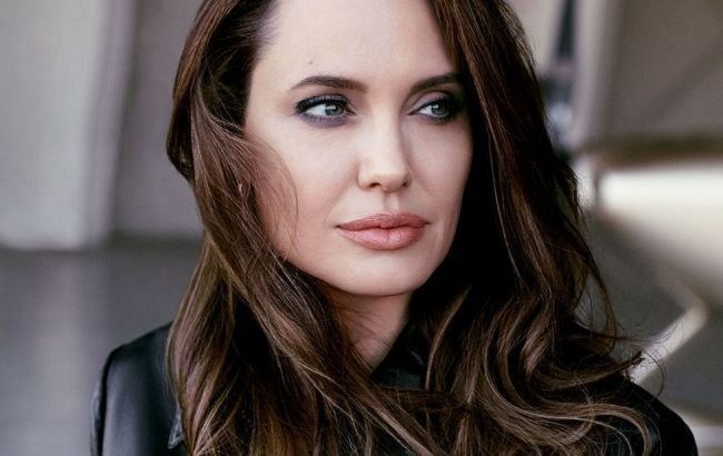 Просто и стильно: Анджелина Джоли подчеркнула стройную фигуру трендовыми летними вещами