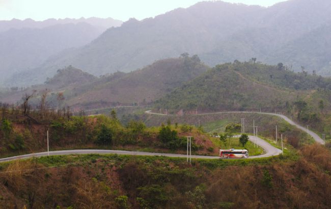В Лаосе туристический автобус упал в 30-метровый овраг, есть погибшие