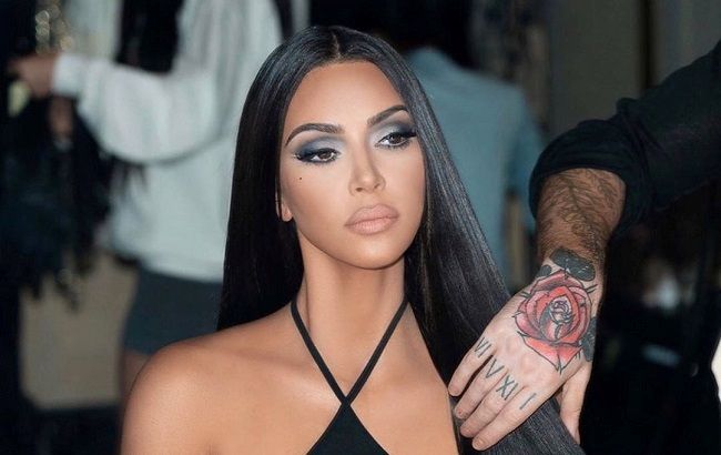 Горячо! Ким Кардашьян показала соблазнительную фигуру в латексном купальнике