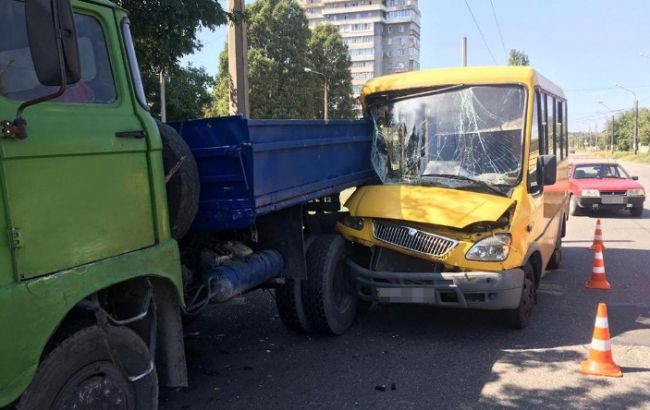 В Запорожье в ДТП с маршруткой пострадали 7 человек