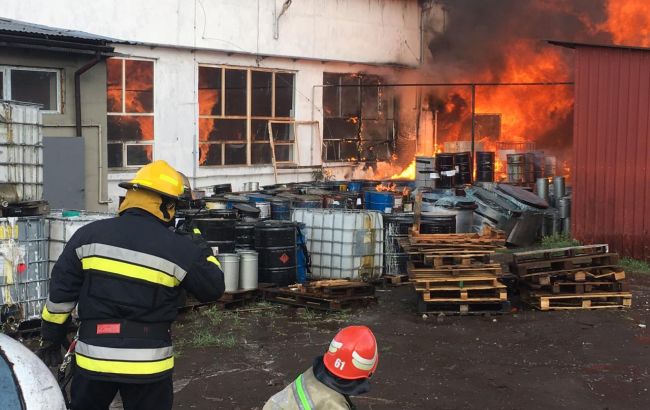 У Львівській області виникла пожежа на складах хімпідприємства, є постраждалі