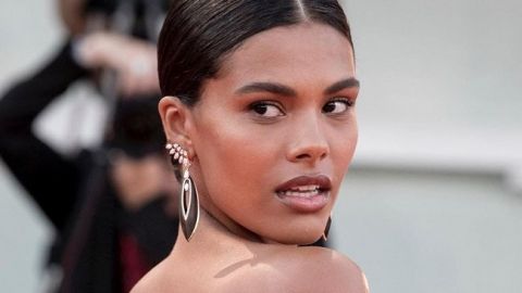 Ослепительна! Тина Кунаки подчеркнула пышную грудь стильным нарядом и изысканным колье