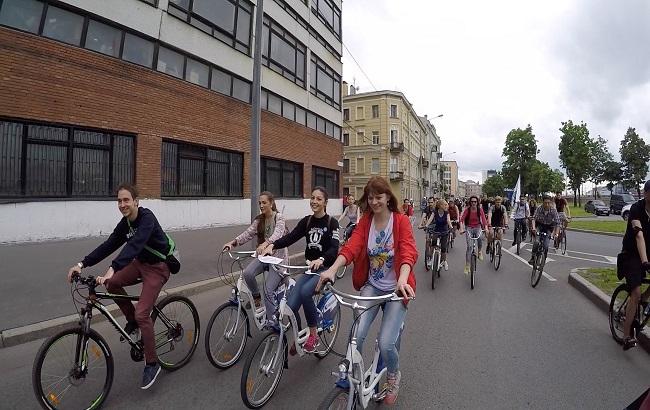 "Мы вас отметелим": в России полиция разогнала традиционный ночной велопарад