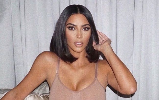 Досконала: Кім Кардашьян демонструє розкішні форми у бронзовій сукні
