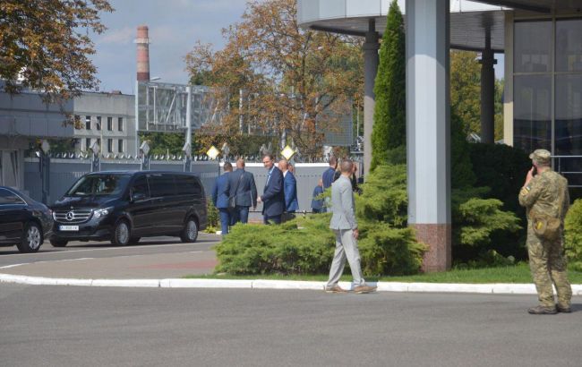 Кортеж Зеленского прибыл в аэропорт "Борисполь"