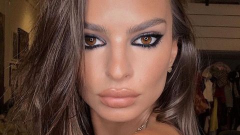 Напівгола Емілі Ратаковскі блиснула апетитними формами в пікантному міні