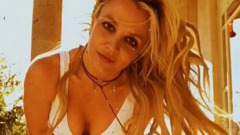 Напівгола біля басейну: Брітні Спірс похвалилася ідеальною фігурою в пікантному бікіні