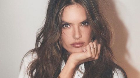 В купальнику і джинсах: Алессандра Амбросіо показала пікантний образ у дусі Емілі Ратаковскі